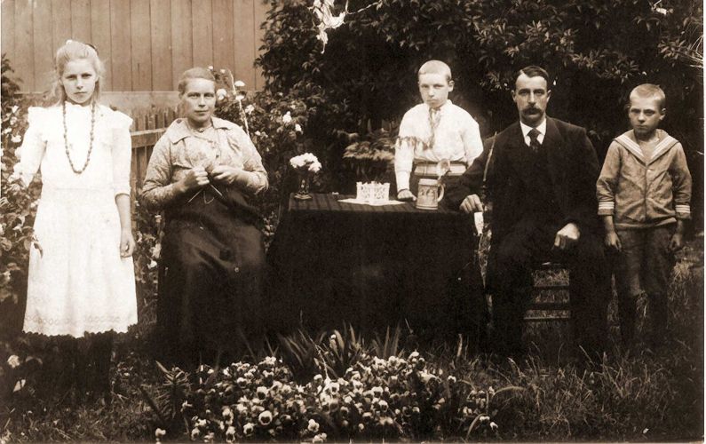 Vlnr. Martje Albertsma, Pietertje Walthuis, Foppe Floris Albertsma, Rinze Albertsma en Willem Albertsma (foto 1921)